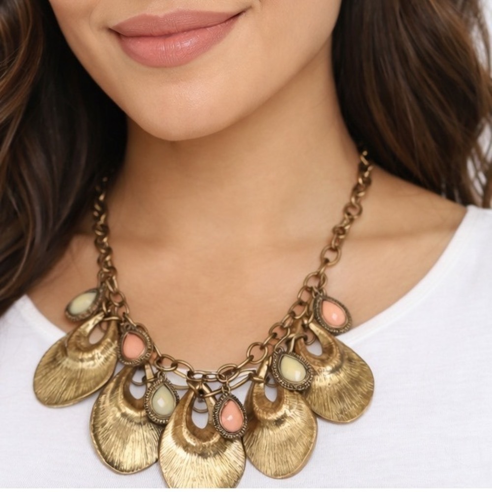 Eva Mendes by NY & Co Antique Gold Tone Bib Necklace Peach Cream Teardrop 103-09